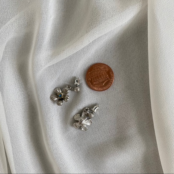 VTG Silver Flower Blue Center Dangle Earrings - Picture 6 of 6